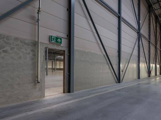 Interior d’una nau acabada de construir, amb el paviment de formigó net